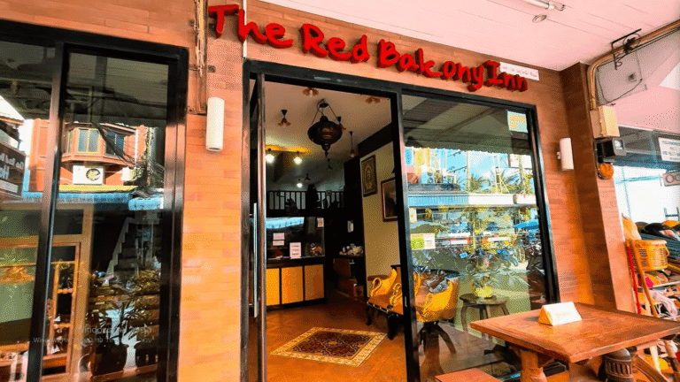The Red Balcony inn - Entrance